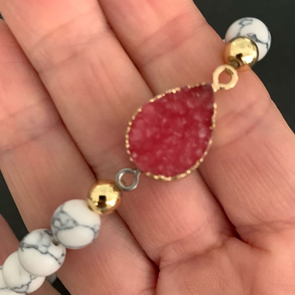 Red Faux Druzy Stone Bracelet Gold Tone Howlite Beads Stretch
